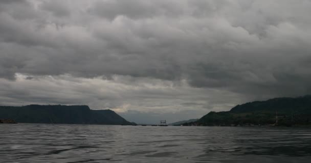 Día lluvioso en el lago Toba — Vídeo de stock