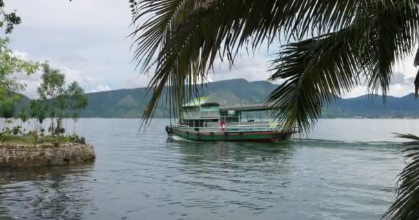 Paisaje del lago Toba con barco y palmera — Vídeo de stock