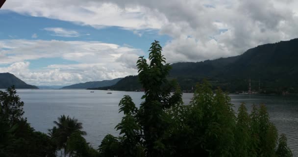 Paysage avec bateau et arbres — Video