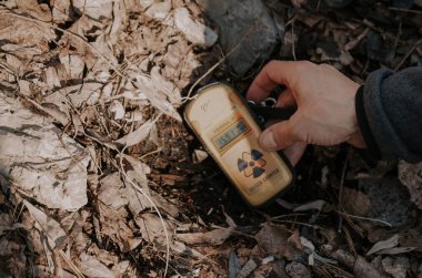 Ukrayna. Çernobil sınırlama bölgesinde sarı Geiger sayacı. Yasaklama bölgesinde radyasyon göstergeleri