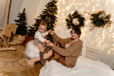 Sınıfta bir anne ve bir çocuk yılbaşı ağacının yanında. Noel sabahı. Yüksek kalite fotoğraf