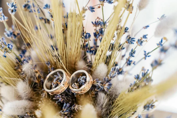 İki altın ve gümüş alyans, lavanta demeti ve altın çivili. Üst Manzara. Yüksek kalite fotoğraf