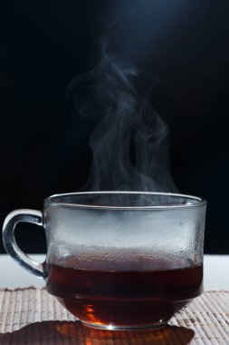 Sıcak çay bardağa dökülür..
