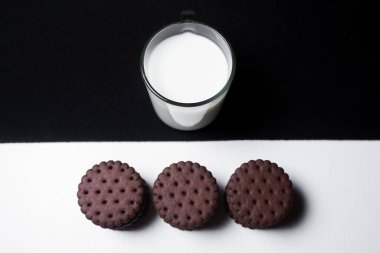 Çikolatalı kurabiye ve süt..