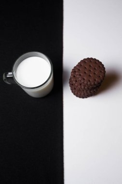 Çikolatalı kurabiye ve süt..