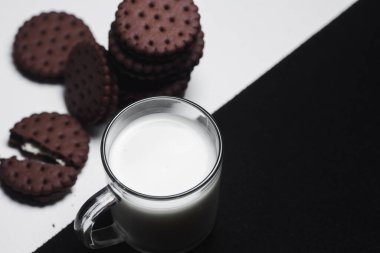 Çikolatalı kurabiye ve süt..