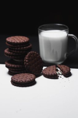 Çikolatalı kurabiye ve süt..