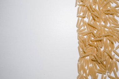 Masada çiğ makarna.