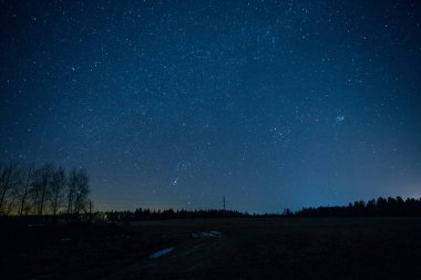 Yıldızlı gece tarlada.