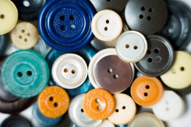 Farklı renkte düğmeler.