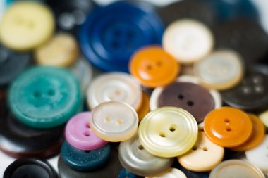 Farklı renkte düğmeler.