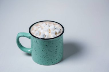 Fincanda kahve ve marshmello. Sıcak çikolata ve marshmello..