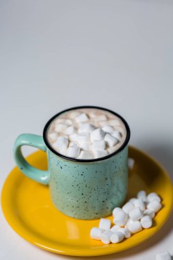 Fincanda kahve ve marshmello. Sıcak çikolata ve marshmello..