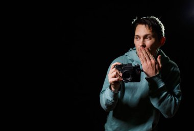 Siyah arkaplanda fotoğrafçı