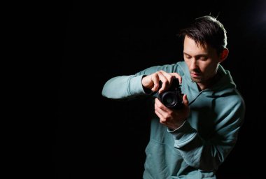 Siyah arkaplanda fotoğrafçı