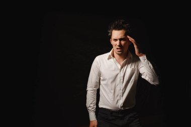 Başı ağrıyan bir adam.