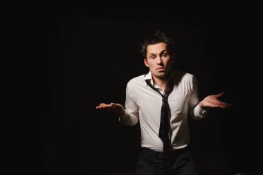 Başı ağrıyan bir adam.