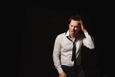 Başı ağrıyan bir adam.