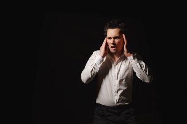 Başı ağrıyan bir adam.