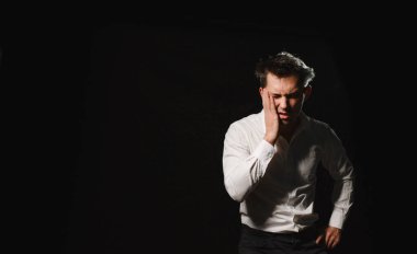 Başı ağrıyan bir adam.