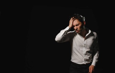 Başı ağrıyan bir adam.