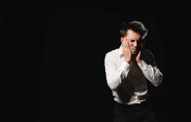 Başı ağrıyan bir adam.