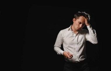 Başı ağrıyan bir adam.