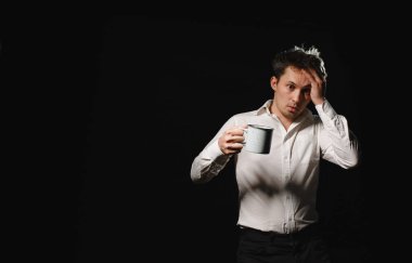 Başı ağrıyan bir adam.