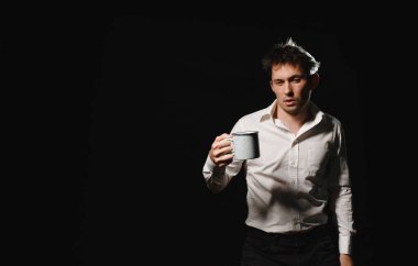 Başı ağrıyan bir adam.