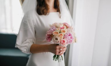 Gelinin ellerinde buket.