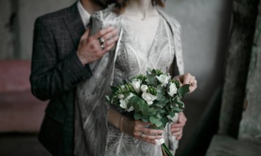 Gelinin ellerinde buket.