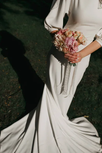 Strauß Den Händen Der Braut — Stockfoto