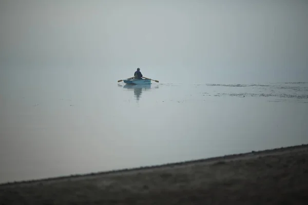 Una Barca Sul Fiume Nella Fitta Nebbia — Foto Stock
