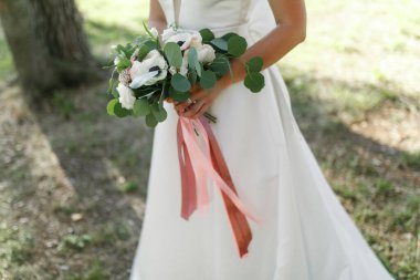 Gelinin elinde düğün buketi.