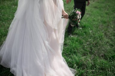 Gelinin elinde düğün buketi.