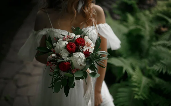 Bruiloftsboeket Handen Van Bruid — Stockfoto