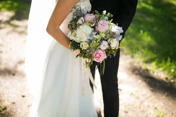 Buquê Casamento Nas Mãos Noiva — Fotografia de Stock