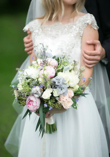 花嫁の手に結婚式の花束 — ストック写真