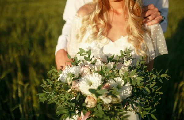 Buquê Casamento Nas Mãos Noiva — Fotografia de Stock