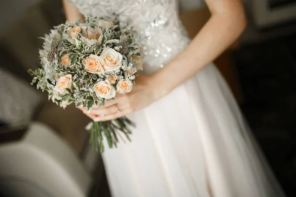 Brautstrauß Den Händen Der Braut — Stockfoto