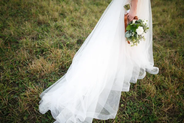 花嫁の手に結婚式の花束 — ストック写真