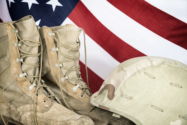 Oude bestrijden laarzen en helm met Amerikaanse vlag — Stockfoto