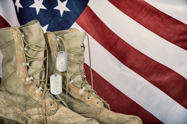 Botas de combate antiguas y placas de identificación con bandera americana —  Fotos de Stock