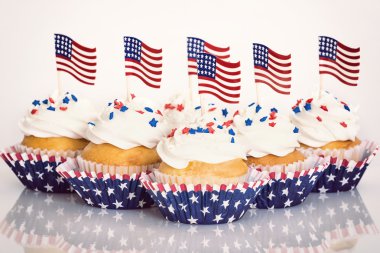 sprinkles ve Amerikan bayrakları ile vatansever cupcakes