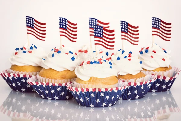 Cupcakes patrióticos com polvilhas e bandeiras americanas — Fotografia de Stock