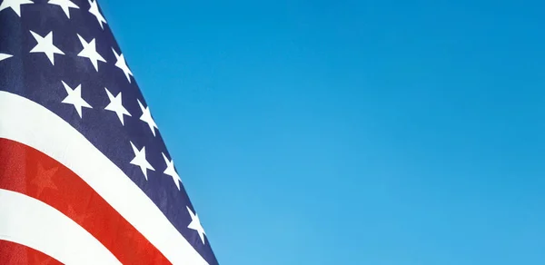 Detailní Záběr Americké Vlajky Vlnící Větru Proti Modré Obloze Kopírovat — Stock fotografie