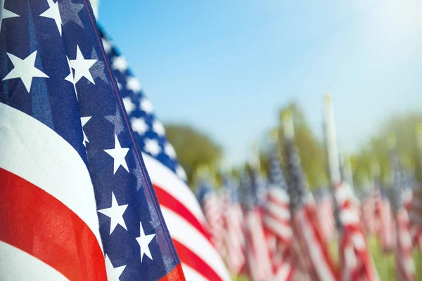 Egy Amerikai Zászló Közelsége Egymás Után Kék Zászlók Háttérben Fénymásolási — Stock Fotó