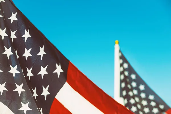 Primo Piano Una Bandiera Americana Che Sventola Nel Vento Contro — Foto Stock