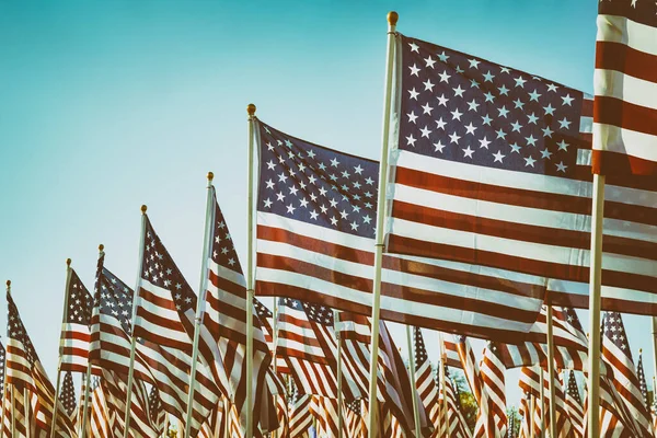 美国国旗在蓝天下迎风飘扬 以纪念退伍军人日 复制空间 复古过滤效果 — 图库照片