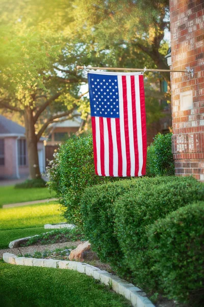 Amerikansk Flagga Som Seglar Ett Bostadshuss Halva Personal — Stockfoto